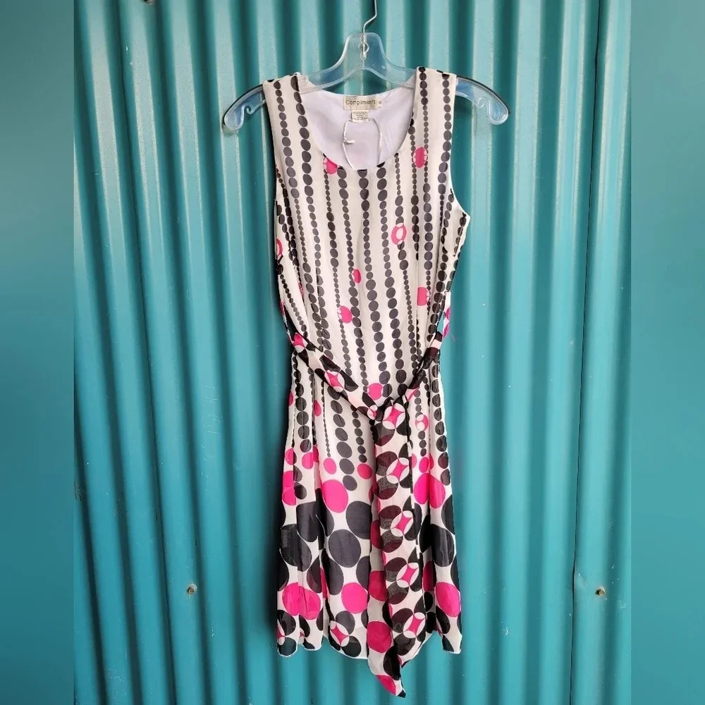 Compliments Dress Sleeveless White  Red Black Belt side zipper Size 8